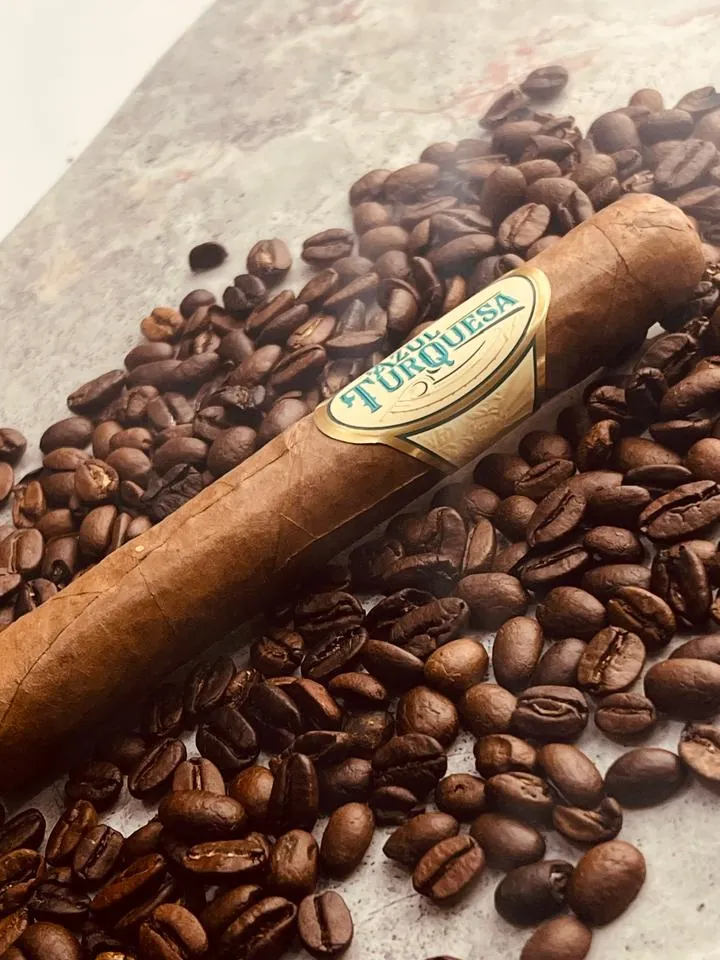 Café dominicano y primera calada de la mañana.